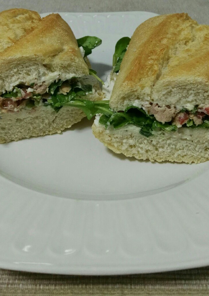 Una foto de Bocadillo de atún, queso y vegetales
