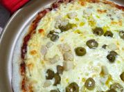 Una foto de pizza con queso y palmitos