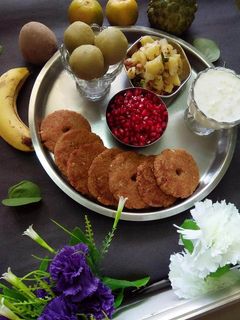 व्रत का चिला और स्वीट पोटैटो लड्डू (vrat ka cheela aur sweet potato ladoo recipe in Hindi) रेसिपी मुख्य फोटो