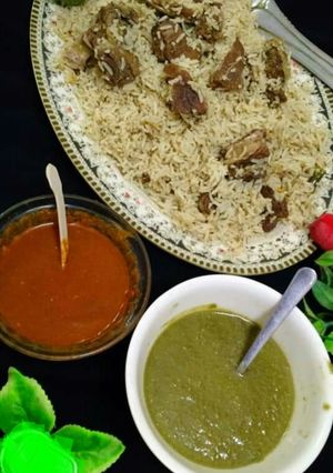 A picture of Yakhni pulao with lal mirch and green chutney.