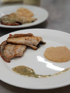 Una foto de Rodaballo con puré de manzana