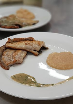 Una foto de Rodaballo con puré de manzana