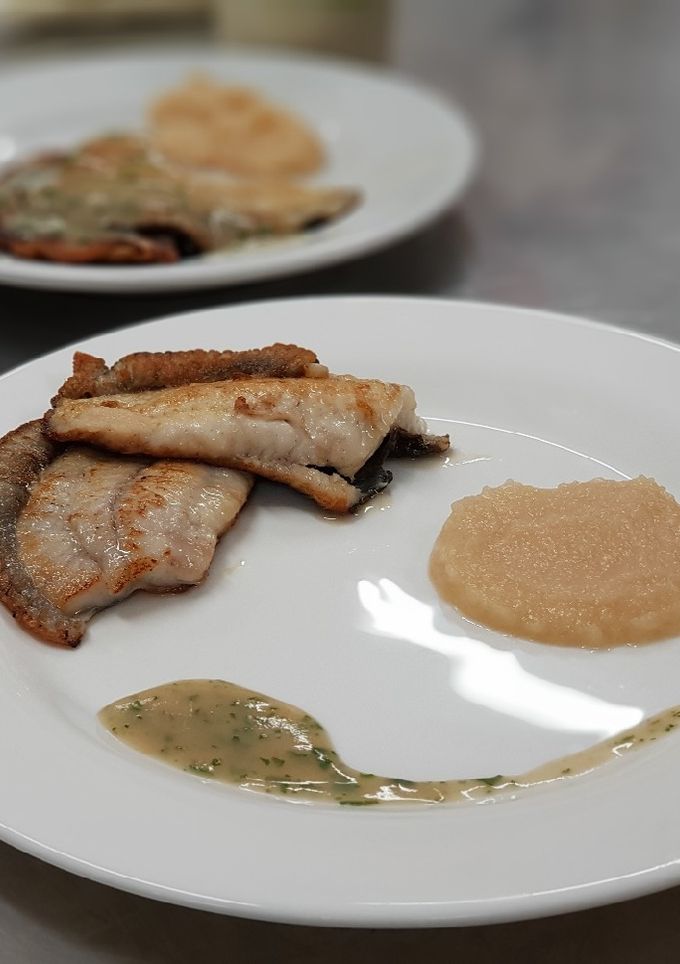 Una foto de Rodaballo con puré de manzana