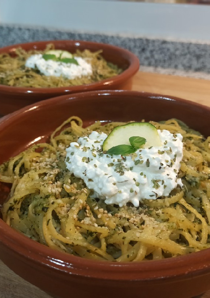 Una foto de Tallarines con salsa de pesto de calabacín y requesón 🍝