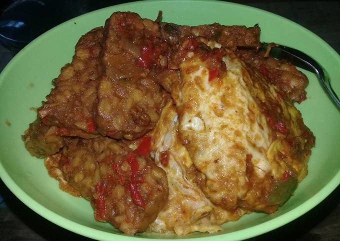 Bagaimana Menyiapkan Balado tempe telur ceplok simple, Sempurna
