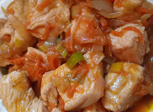 Una foto de Suprema con vegetales y salsa de soja