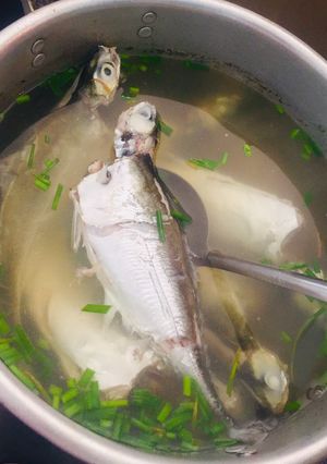 Hình của món Canh cá sòng nấu hành lá.