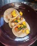 Tacos de camarones con mango y habanero