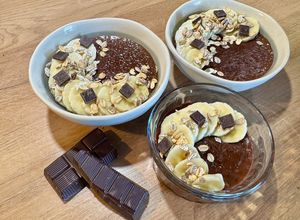 Une photo de Tapioca au lait végétal, chocolat noir et banane