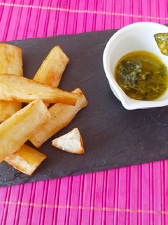 Una foto de Izote (o yuca) frita