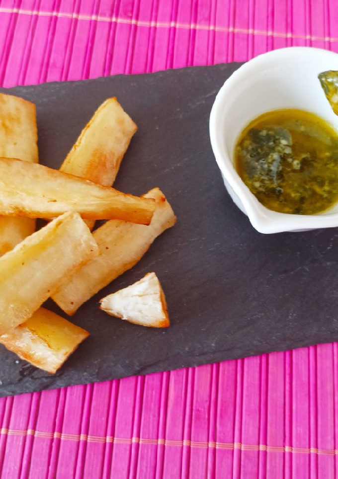 Una foto de Izote (o yuca) frita