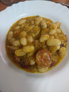 Una foto de Judiones con chorizo y picada de almendras