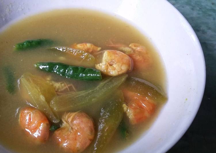Kuah asam keung udeung (asam pedas udang)