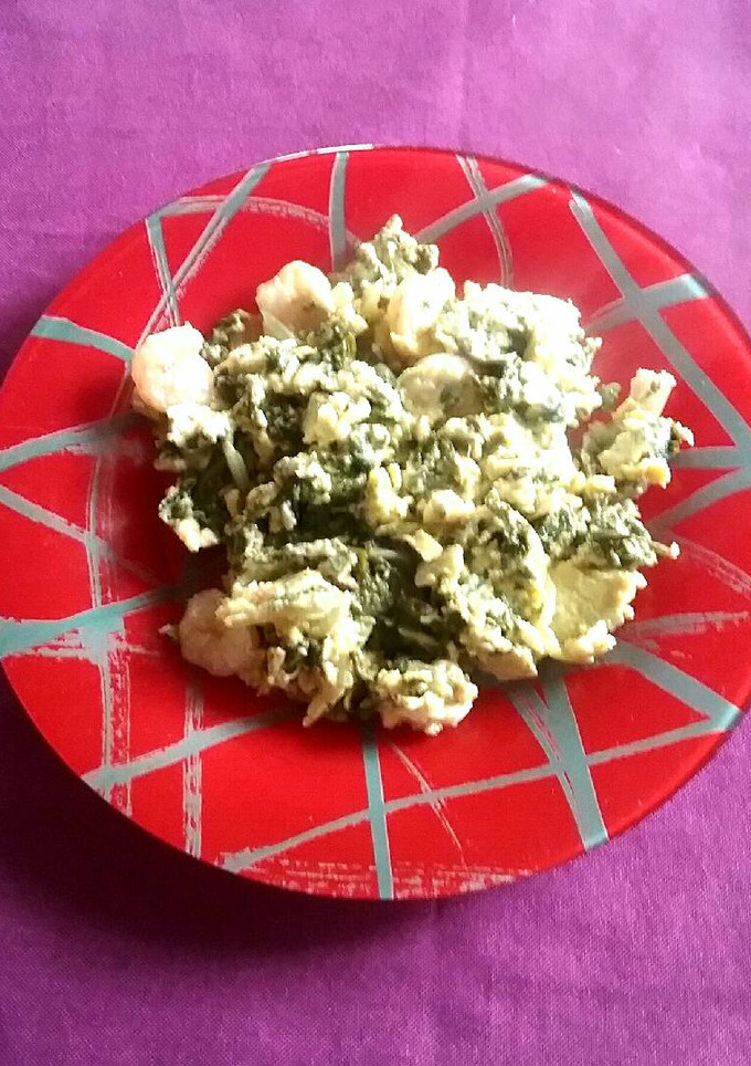 Una foto de Revuelto de acelgas y gambas