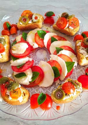 Φωτογραφία της συνταγής Caprese salad και Ντακάκια με μυζήθρα