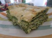 Una foto de pasta al pesto con pollo