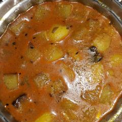 A picture of Potato raw papaya curry.