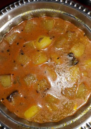 A picture of Potato raw papaya curry.