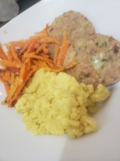Una foto de Palitos de zanahoria al horno con puré instantáneo y 🍔 hamburguesas de atún enlatado