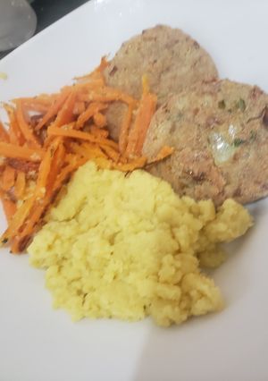 Una foto de Palitos de zanahoria al horno con puré instantáneo y 🍔 hamburguesas de atún enlatado