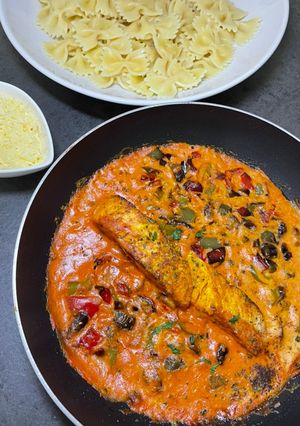 Une photo de Saumon, poivrons, sauce tomate et crème fraîche