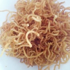 A picture of Deep fried noodles.