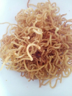 A picture of Deep fried noodles.