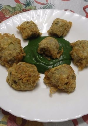 Una foto de Alcachofas rebozadas con crema de espinacas