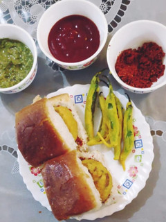 वडा पाव (Vada Pav recipe in Hindi) रेसिपी मुख्य फोटो
