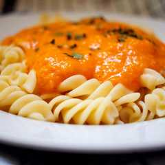 Una foto de Pasta con salsa de calabaza asada y piñones