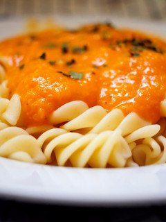 Una foto de Pasta con salsa de calabaza asada y piñones