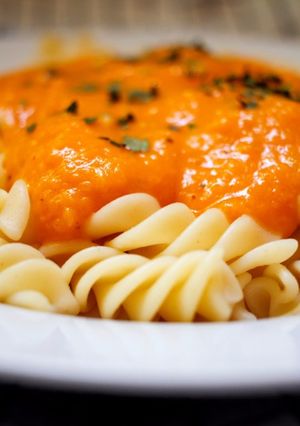 Una foto de Pasta con salsa de calabaza asada y piñones