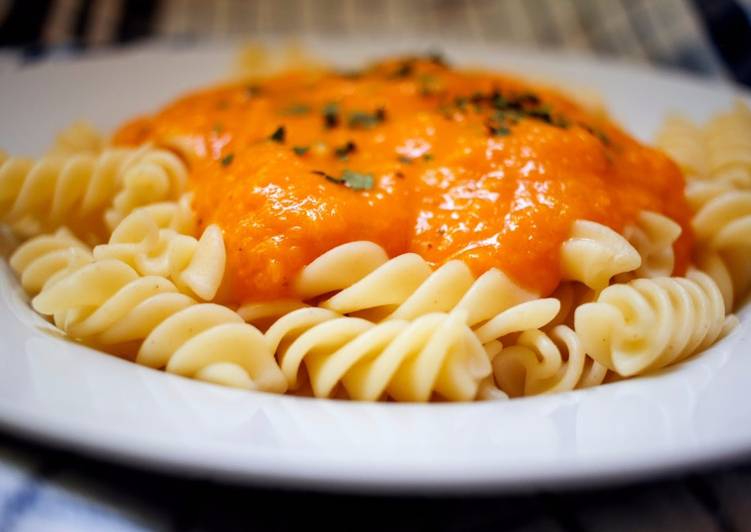 Pasta con salsa de calabaza asada y piñones