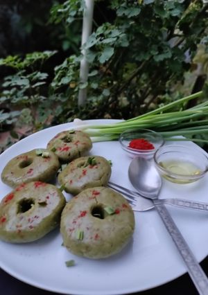 ગ્રીન ગાર્લિક ખીચું (Green Garlic Khichu Recipe In Gujarati) રેસીપી મુખ્ય ફોટો