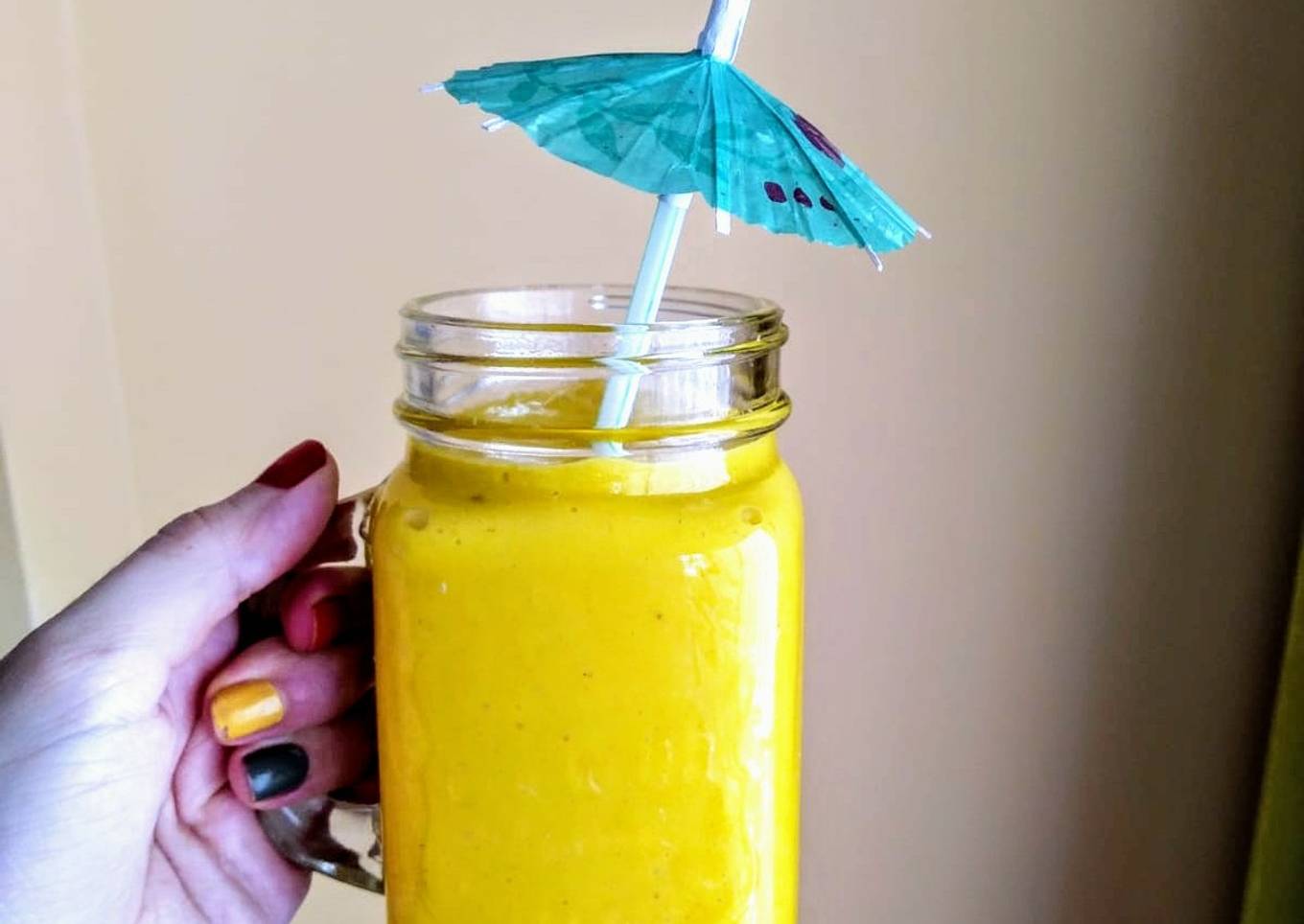 Lassi de mango con cúrcuma y cardamomo