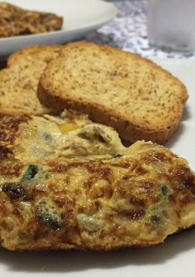 Una foto de Tortilla de calabacín y champiñones para chuparse los dedos