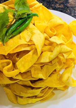 बेसन की गुजराती पापड़ी (Besan ki Gujarati papdi recipe in Hindi) रेसिपी मुख्य फोटो