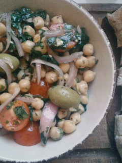 Una foto de Ensalada de Garbanzos con Tomatitos, Cebolla y Aceitunas Verdes