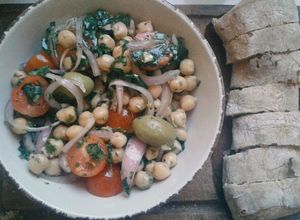 Una foto de Ensalada de Garbanzos con Tomatitos, Cebolla y Aceitunas Verdes