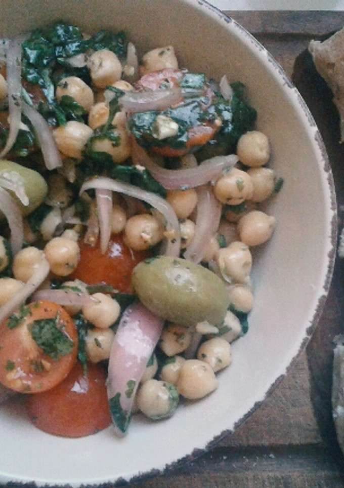 Una foto de Ensalada de Garbanzos con Tomatitos, Cebolla y Aceitunas Verdes
