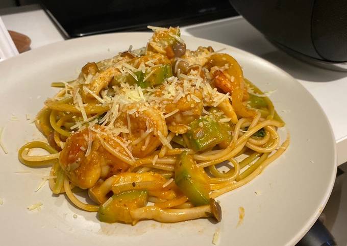 Zucchini shrimp pasta with tomato sauce