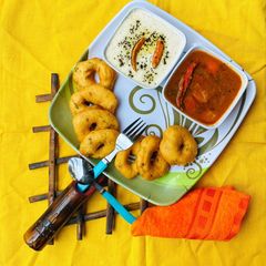A picture of All time favourite SAMBHAR WADA WITH COCONUT Chutney.