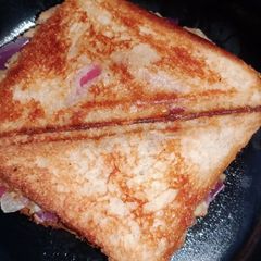 A picture of Onion potato sandwich.
