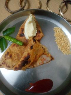 आलू का समोसा पराठा (aloo ka samosa paratha recipe in Hindi) रेसिपी मुख्य फोटो