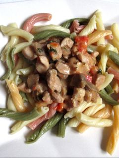 Sajtkrémes csirkeragu recept fotója