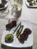 Pinchos Morunos en salsa de guacamole y espárragos