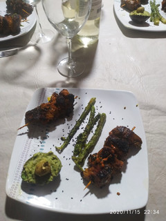 Una foto de Pinchos Morunos en salsa de guacamole y espárragos