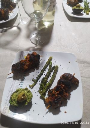 Una foto de Pinchos Morunos en salsa de guacamole y espárragos