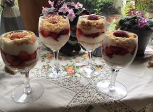 Una foto de Trifle  de fresas a la Rosita
