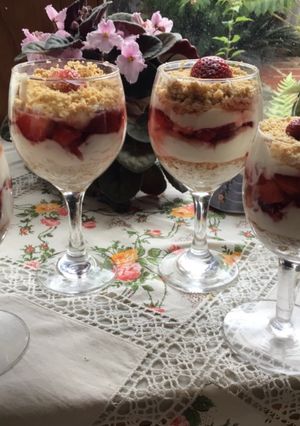 Una foto de Trifle  de fresas a la Rosita